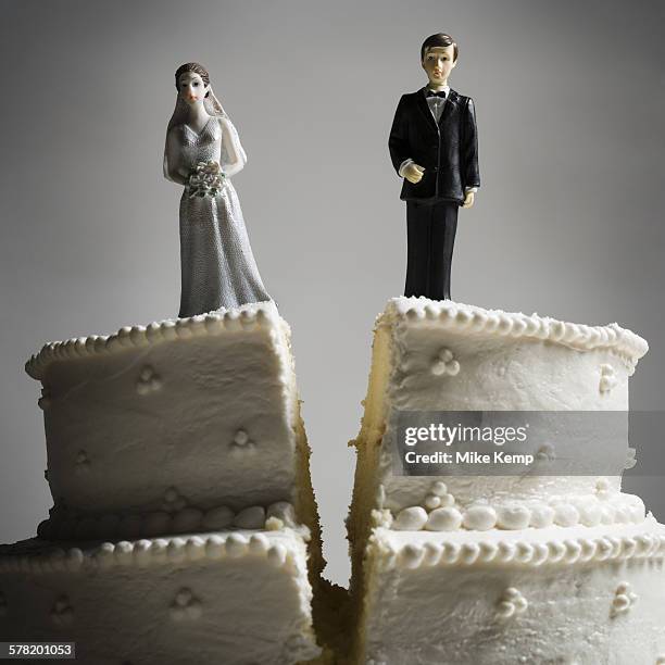 wedding cake visual metaphor with figurine cake toppers - broken figurine stock pictures, royalty-free photos & images