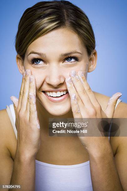 woman washing face - frau gesicht schaum stock-fotos und bilder