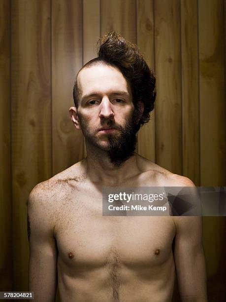 man with half shaved head and beard half smiling - half shaved hair stockfoto's en -beelden