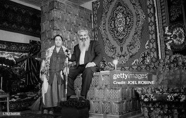 Le baron Arthur, canne-épée à la main, pose le 18 janvier 2001 dans sa maison de Soroka, au nord de la Moldavie, en compagnie de sa femme Lidia....