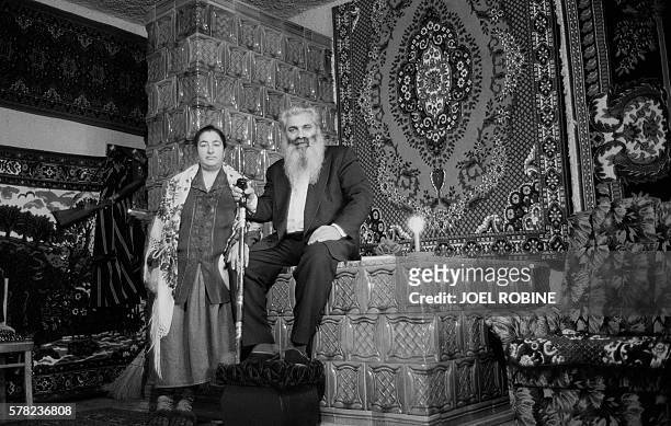 Le baron Arthur, canne-épée à la main, pose le 18 janvier 2001 dans sa maison de Soroka, au nord de la Moldavie, en compagnie de sa femme Lidia....