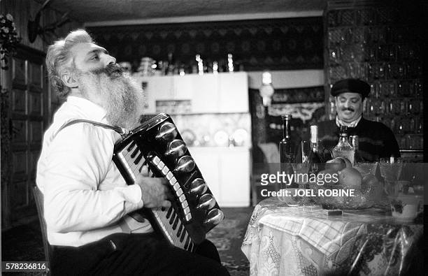 Le baron Arthur joue de l'accordéon le 18 janvier 2001 dans sa maison de Soroka, au nord de la Moldavie, en compagnie de son cousin Nonoï. Arthur...
