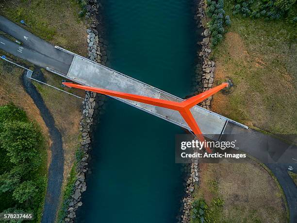 footbridge over a salmon river, reykjavik, iceland - passerelle pont photos et images de collection