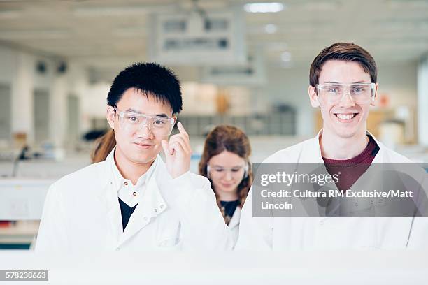 science students leaving classroom - cultura orientale photos et images de collection