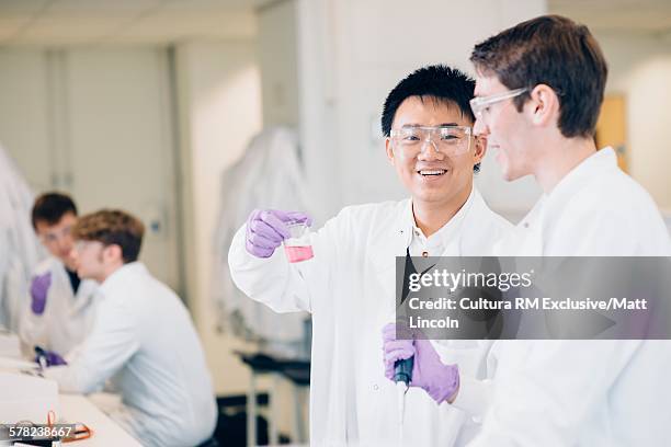 science students working in laboratory - cultura orientale photos et images de collection