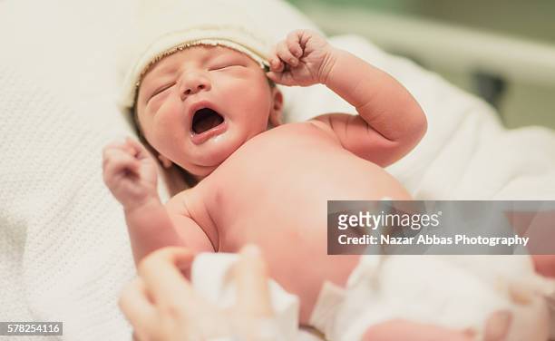 newborn yarning - home birth - fotografias e filmes do acervo