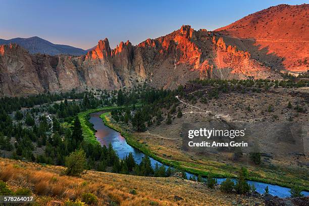 smith rock sunset from misery ridge trail, oregon - smith rock state park fotografías e imágenes de stock