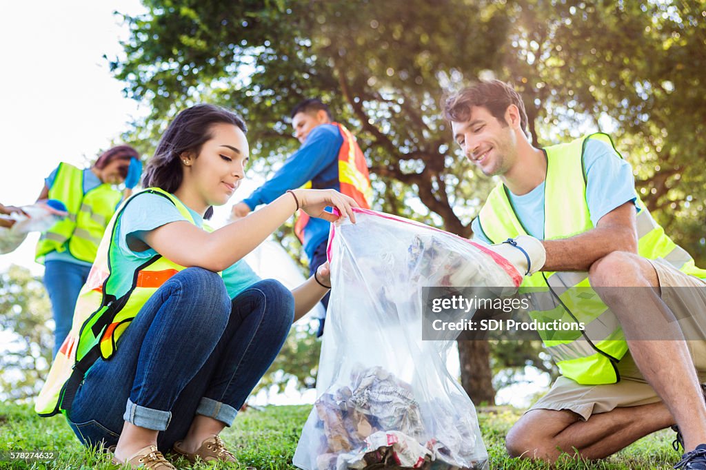 Happy servicio comunitario personas de limpieza del parque