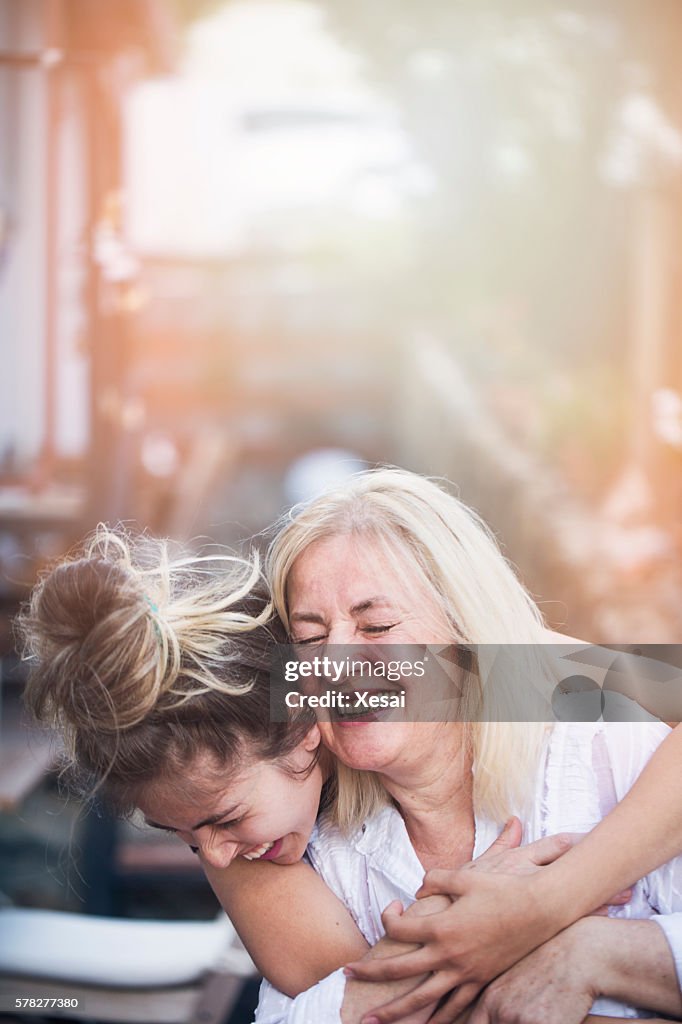 Sorridente jovem mãe com filha