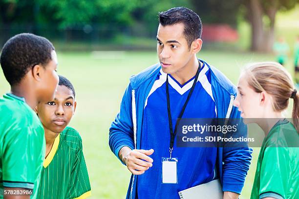 soccer coach gives players pep talk - team talk stockfoto's en -beelden