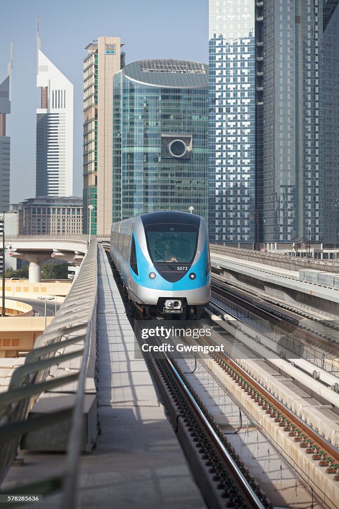 Metro de Dubai llegando a la estación