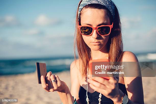 mujer víctimas del fraude con tarjetas de crédito - corrupción corporativa fotografías e imágenes de stock