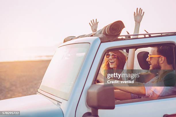 couple on road trip - 越野車 個照片及圖片檔