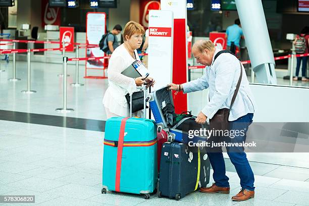 facturación de equipaje antes del check-in - air berlin fotografías e imágenes de stock