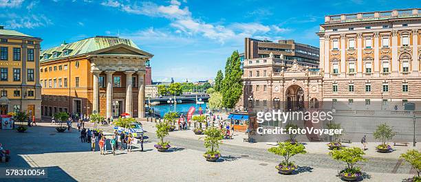 stockholm tourists on gamla stan beside riksdagsjuset parliament panorama sweden - sveriges riksdag stock pictures, royalty-free photos & images