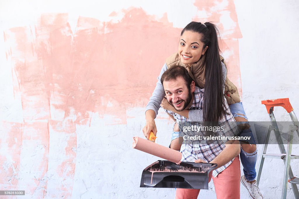 Pareja haciendo mejoras para el hogar en piggyback