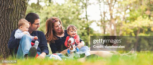 heureux parents avec enfants en plein air d'avoir un bon moment en famille - femme enceinte jardin photos et images de collection