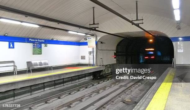 plaza de españa (metro) - andén de estación de metro fotografías e imágenes de stock