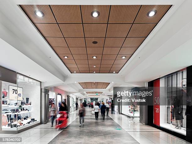 inside "maltepe park"- the large shopping mall in istanbul - shoppingcenter stock-fotos und bilder