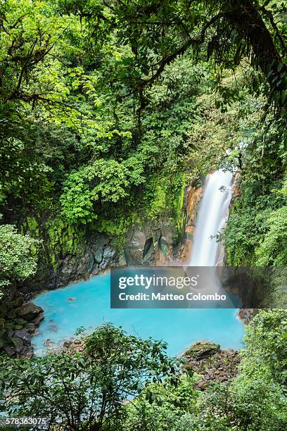 rio celeste waterfall, costa rica - parque nacional volcán tenorio fotografías e imágenes de stock