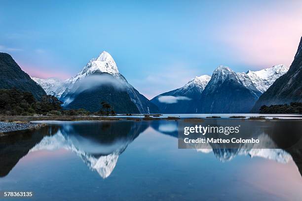 awesome sunrise at milford sound, new zealand - pico mitre fotografías e imágenes de stock