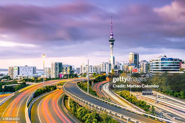 urban roads with traffic leading to auckland city - auckland skyline foto e immagini stock
