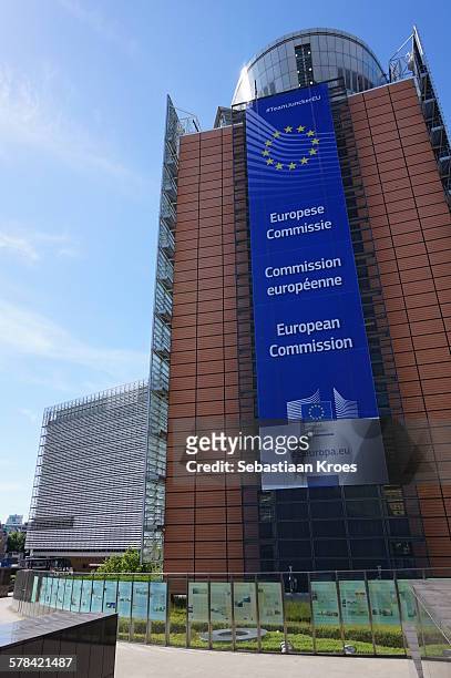 close up berlaymont building, brussels, belgium - quartier européen bruxelles photos et images de collection
