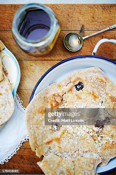 paratha, indian bread, overhead view - parantha stock-fotos und bilder