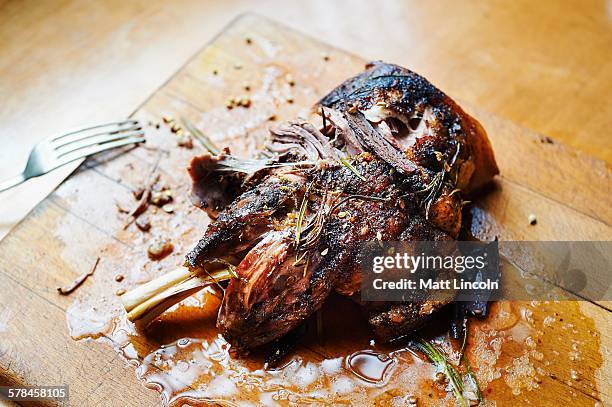 spiced leg of lamb, close-up - gigot stock-fotos und bilder