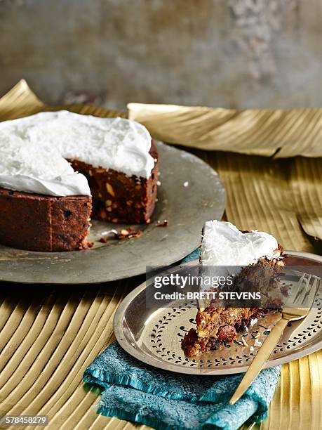 sri lankan christmas cake on silver serving dish with pastry fork - christmas cake fotografías e imágenes de stock