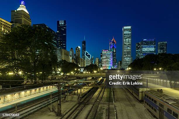 chicago's van buren street station at night - metra train fotografías e imágenes de stock