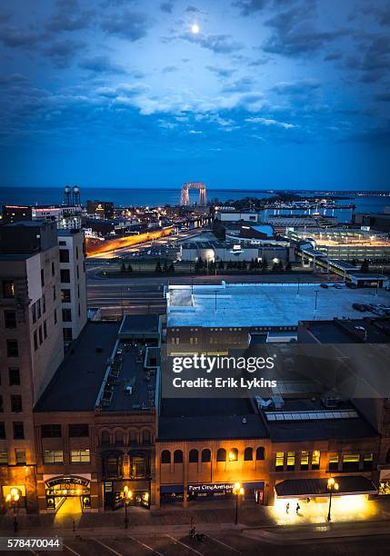 duluth, minnesota at night - duluth minnesota stock pictures, royalty-free photos & images