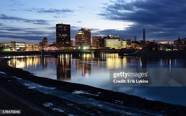 dayton, ohio skyline in the evening - dayton ohio stockfoto's en -beelden