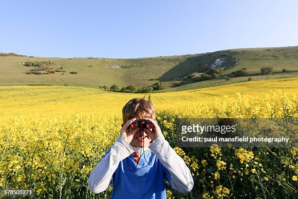 boy looking through binoculars - wilmington - east sussex imagens e fotografias de stock