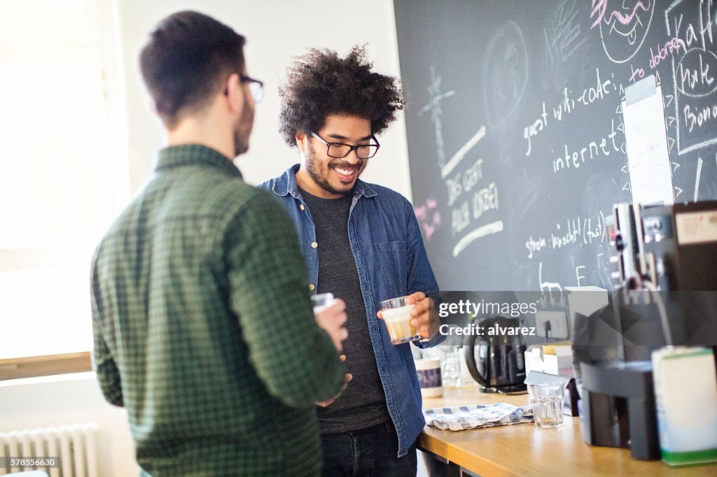 Junge Geschäftsleute, die Kaffeepause machen