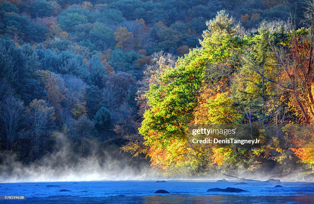 Otoño en el río Housatonic en las colinas de Litchfield de Connecticut