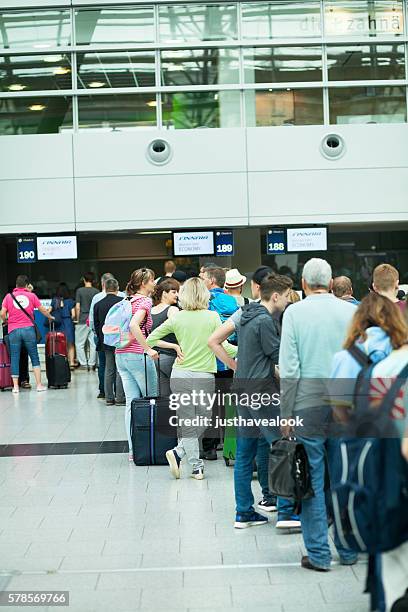 queue of passengers at check-in - airport düsseldorf stock pictures, royalty-free photos & images