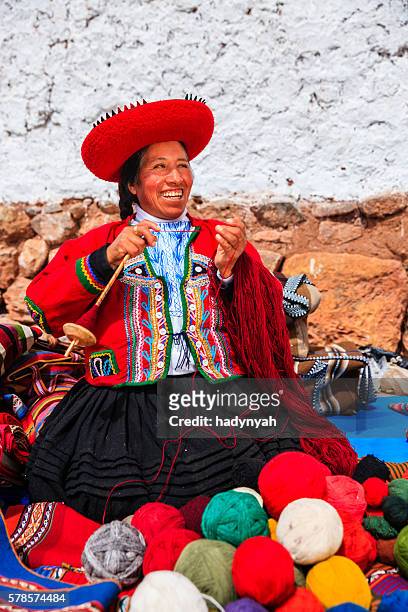peruvian femme qui vendent des souvenirs de ruines inca, la vallée sacrée au pérou - femme perou photos et images de collection