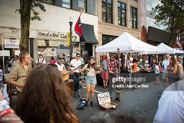 band busking on state street in bristol, tennessee/virginia - chicago: the musical stock pictures, royalty-free photos & images