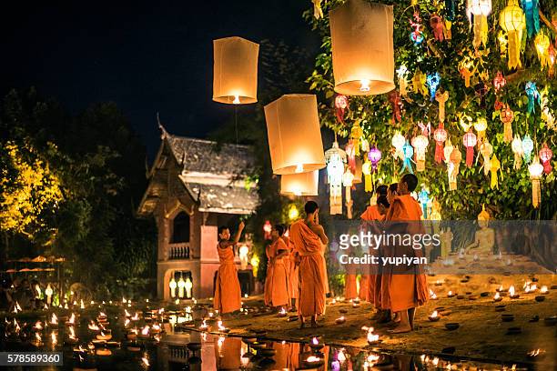 monaci al tempio di phan tao durante il festival di loi krathong - monaco national day 2016 foto e immagini stock