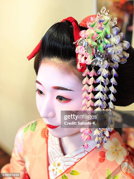 maiko chica en el vestuario, gion, kioto - hair accessory fotografías e imágenes de stock