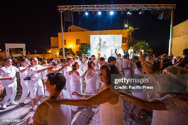 Dinner in white is a real flash mob in which all the participants find themselves in exactly the point of a city , with the aim of daring life to an...