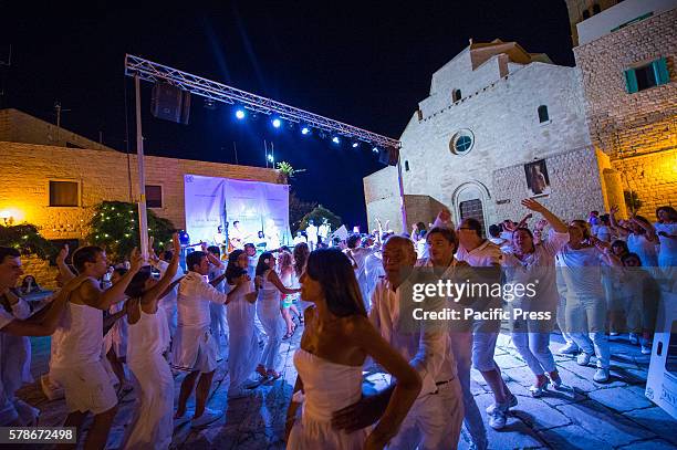 Dinner in white is a real flash mob in which all the participants find themselves in exactly the point of a city , with the aim of daring life to an...