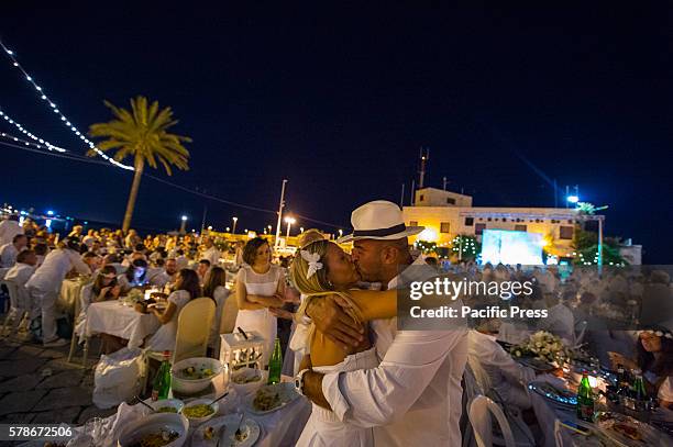 Dinner in white is a real flash mob in which all the participants find themselves in exactly the point of a city , with the aim of daring life to an...