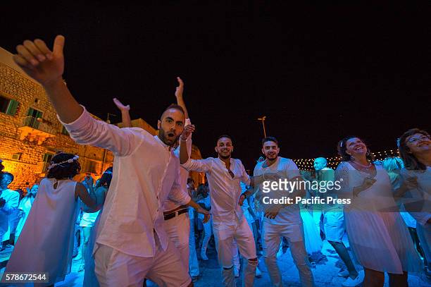 Dinner in white is a real flash mob in which all the participants find themselves in exactly the point of a city , with the aim of daring life to an...