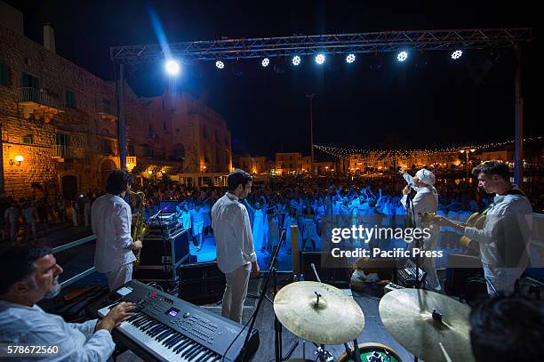 Dinner in white is a real flash mob in which all the participants find themselves in exactly the point of a city , with the aim of daring life to an...