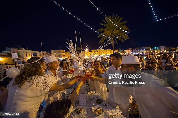 Dinner in white is a real flash mob in which all the participants find themselves in exactly the point of a city , with the aim of daring life to an...