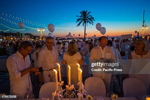 Dinner in white is a real flash mob in which all the participants find themselves in exactly the point of a city , with the aim of daring life to an...