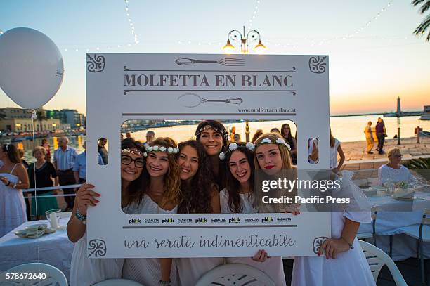 Dinner in white is a real flash mob in which all the participants find themselves in exactly the point of a city , with the aim of daring life to an...