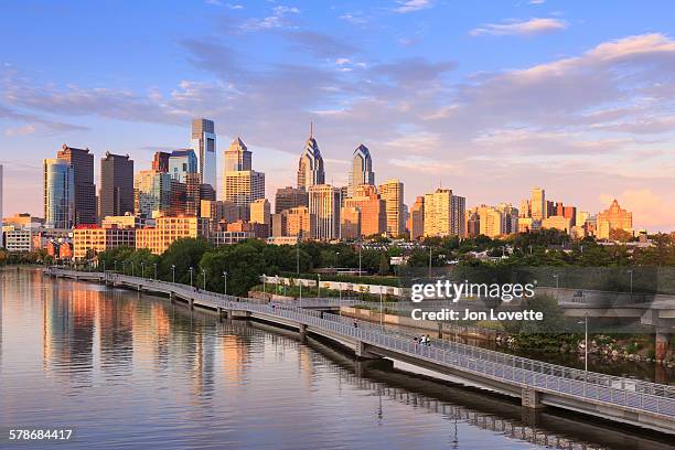 philadelphia skyline with schuylkill river - philadelphia skyline - fotografias e filmes do acervo